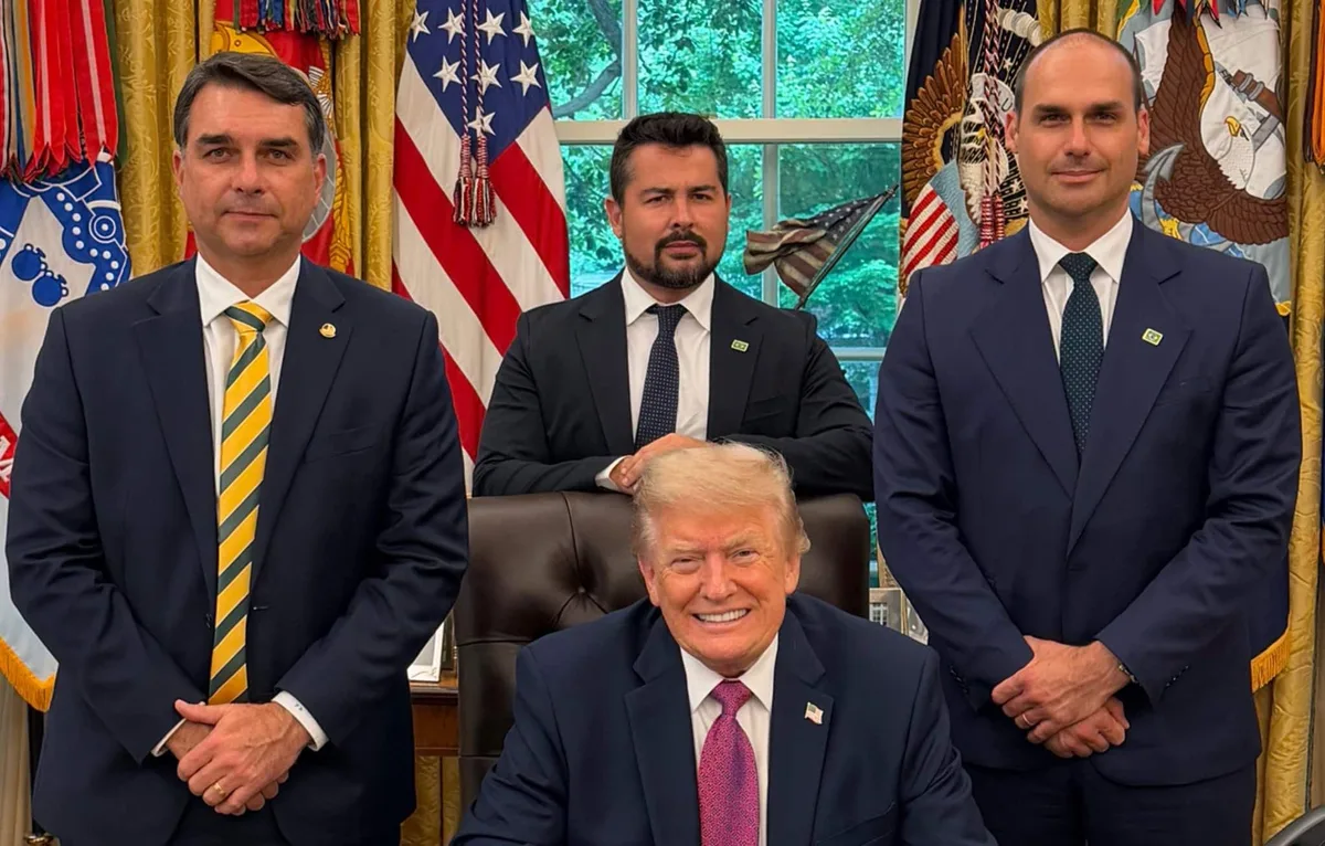 Eduardo Bolsonaro celebra Doutrina “Donroe”, que quer Flávio eleito para submissão do Brasil aos EUA