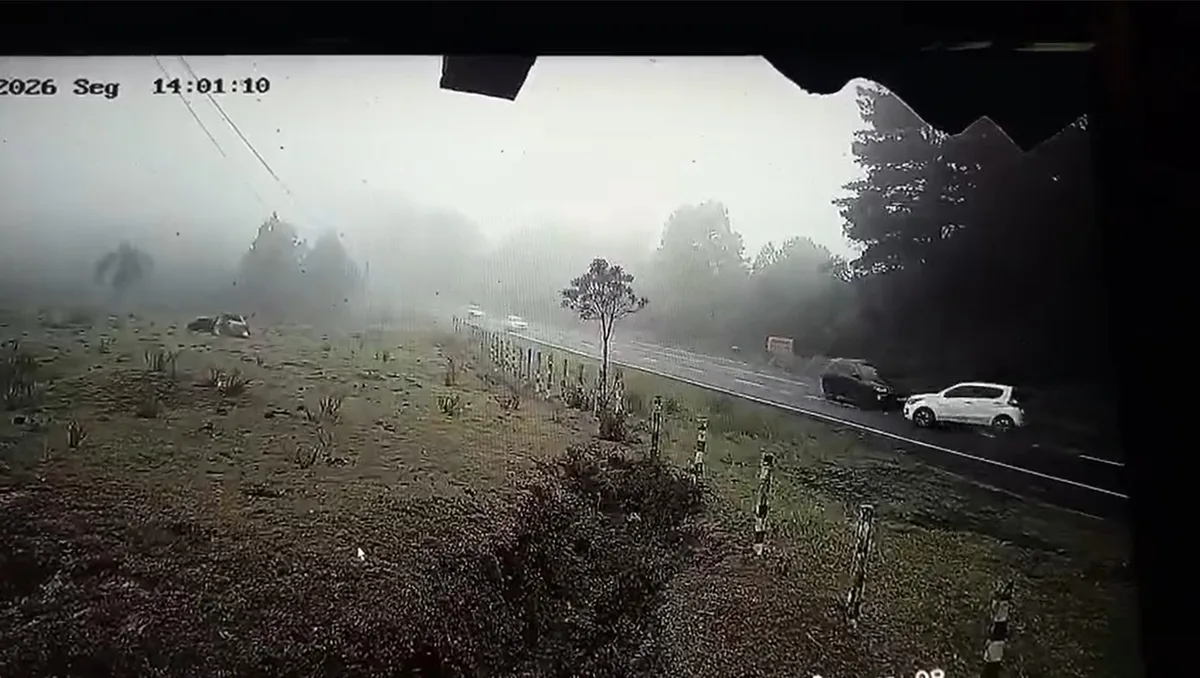 Batida entre dois carros deixa mortos, incluindo criança, na Serra Dona Francisca