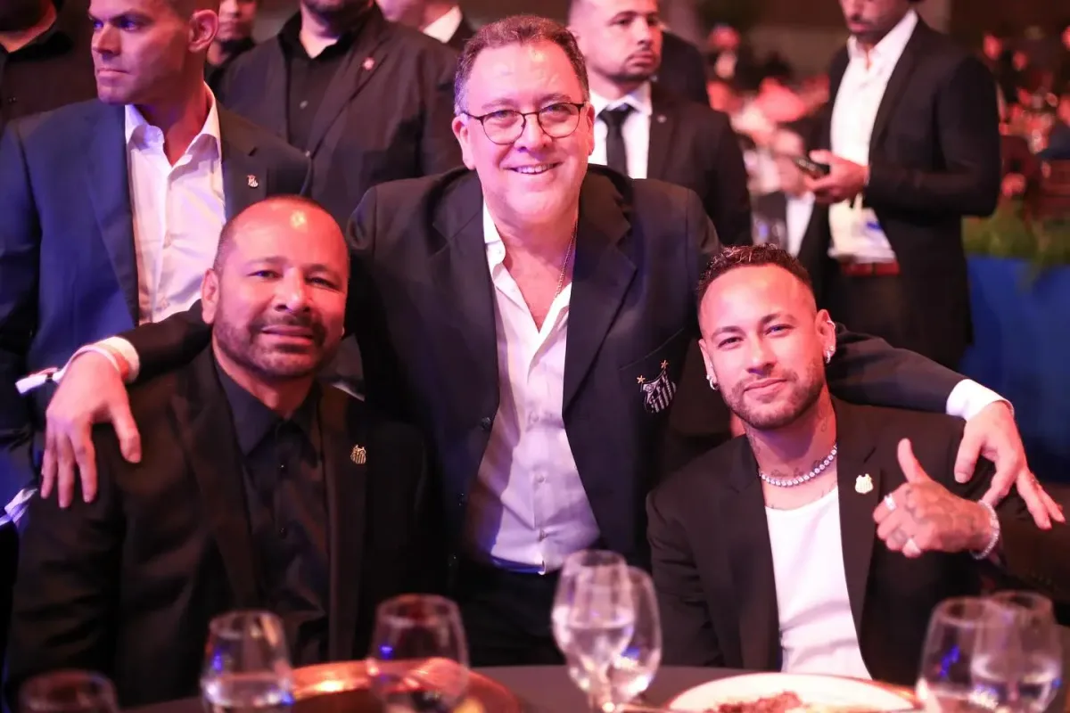 Santos paga transfer ban com ajuda da empresa do pai de Neymar e fica perto de Arthur