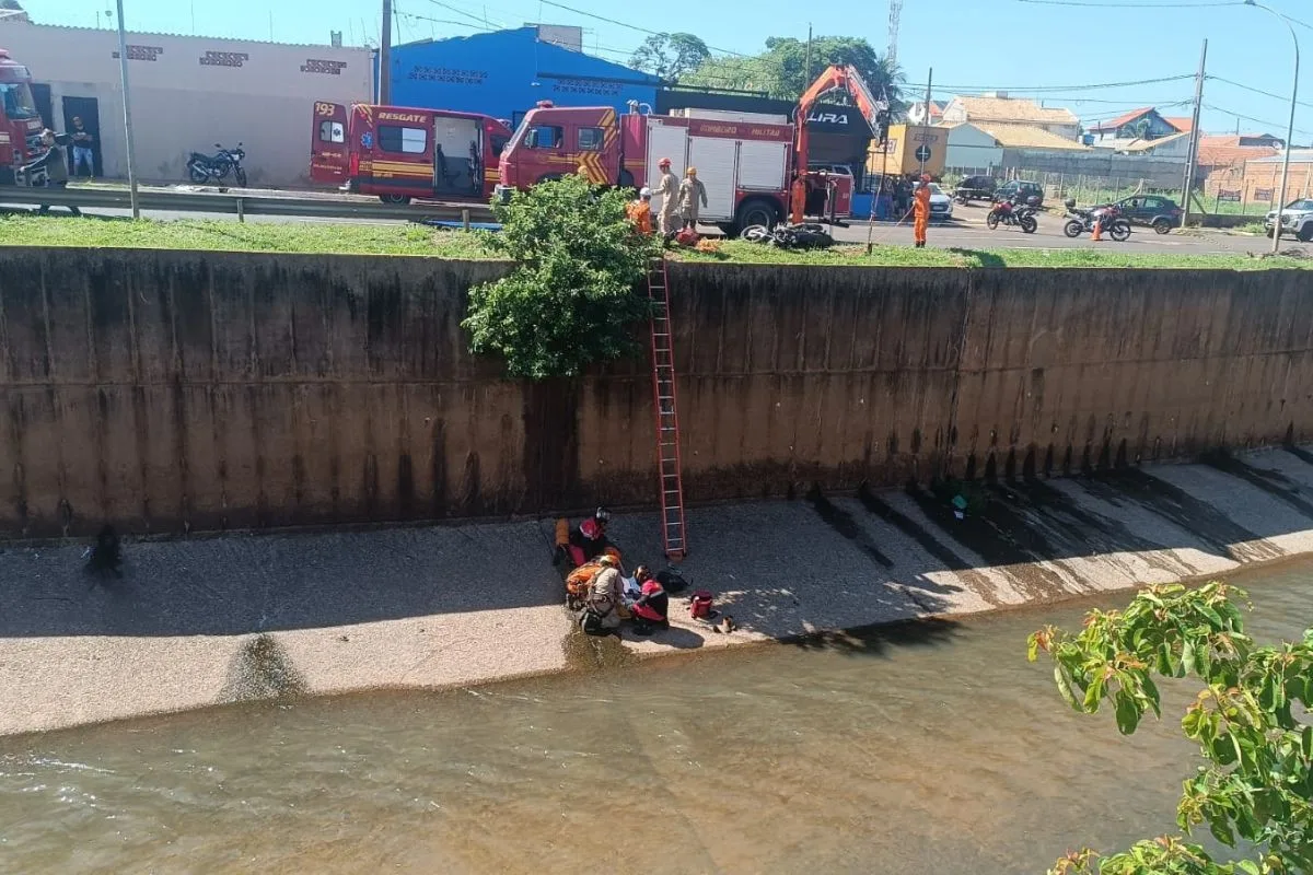 Motociclista tem 'apagão' e cai de 6 metros em córrego de Campo Grande