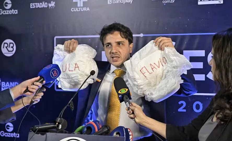 Renan Santos acusa reajuste de Lula no Bolsa Família de compra de votos e critica Flávio por defender benefício
