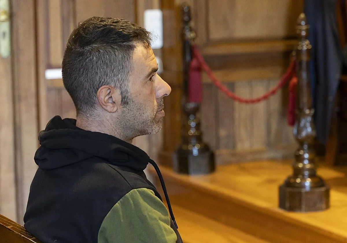 De seis años de cárcel a 15 en un psiquiátrico por intentar matar a su madre en Bueu