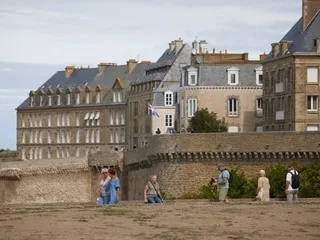 « Pas un cartable, pas un cri d’enfant » : à Saint-Malo, une ville qui vieillit