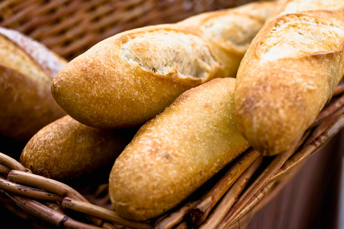 Pão francês lidera no café da manhã e revela os hábitos do brasileiro no delivery