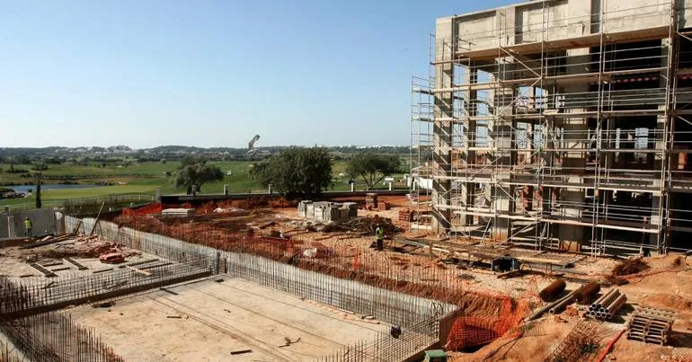 Concursos de obras públicas caem 30% até agosto