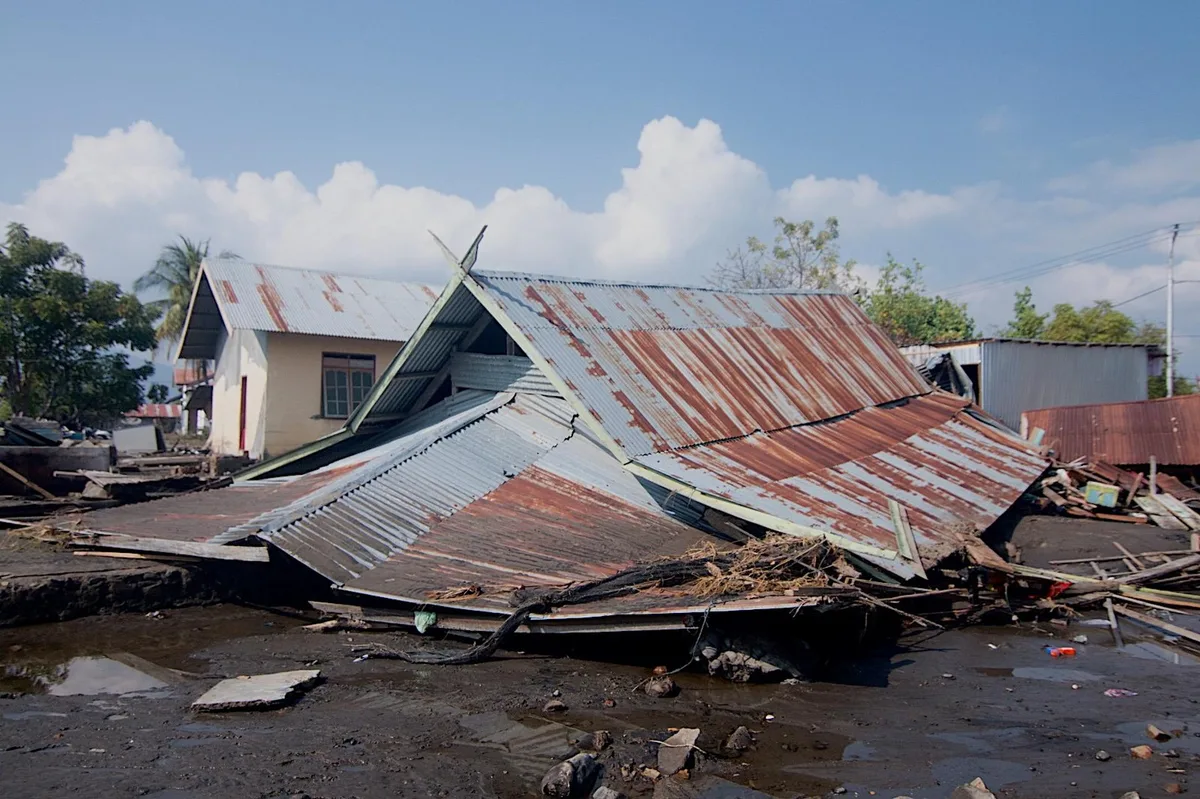 Indonesia eleva a 100 los muertos por el terremoto de magnitud 7,7 en la isla de Flores