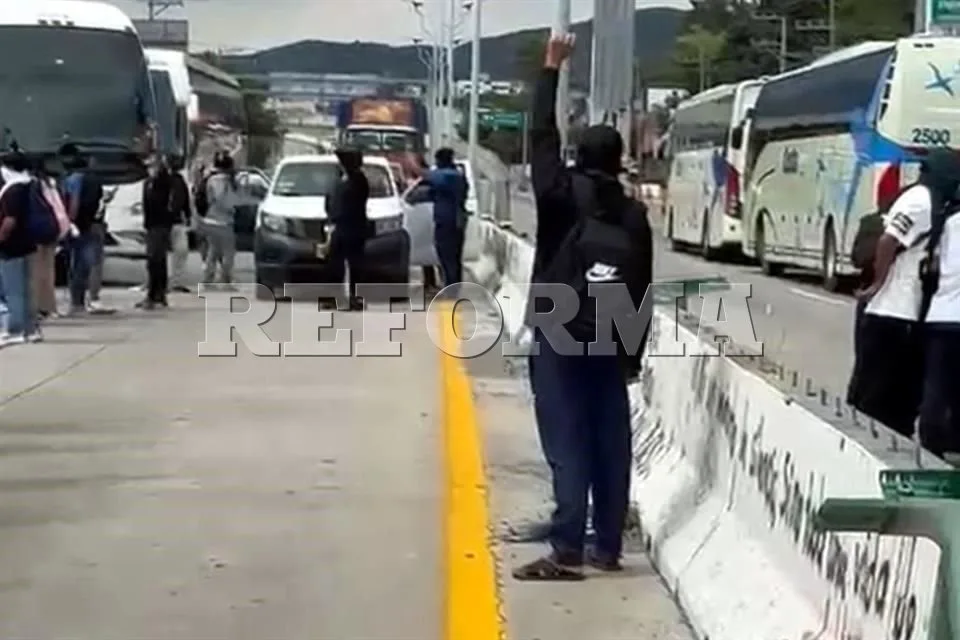 Bloquean normalistas la Autopista del Sol; roban camioneta