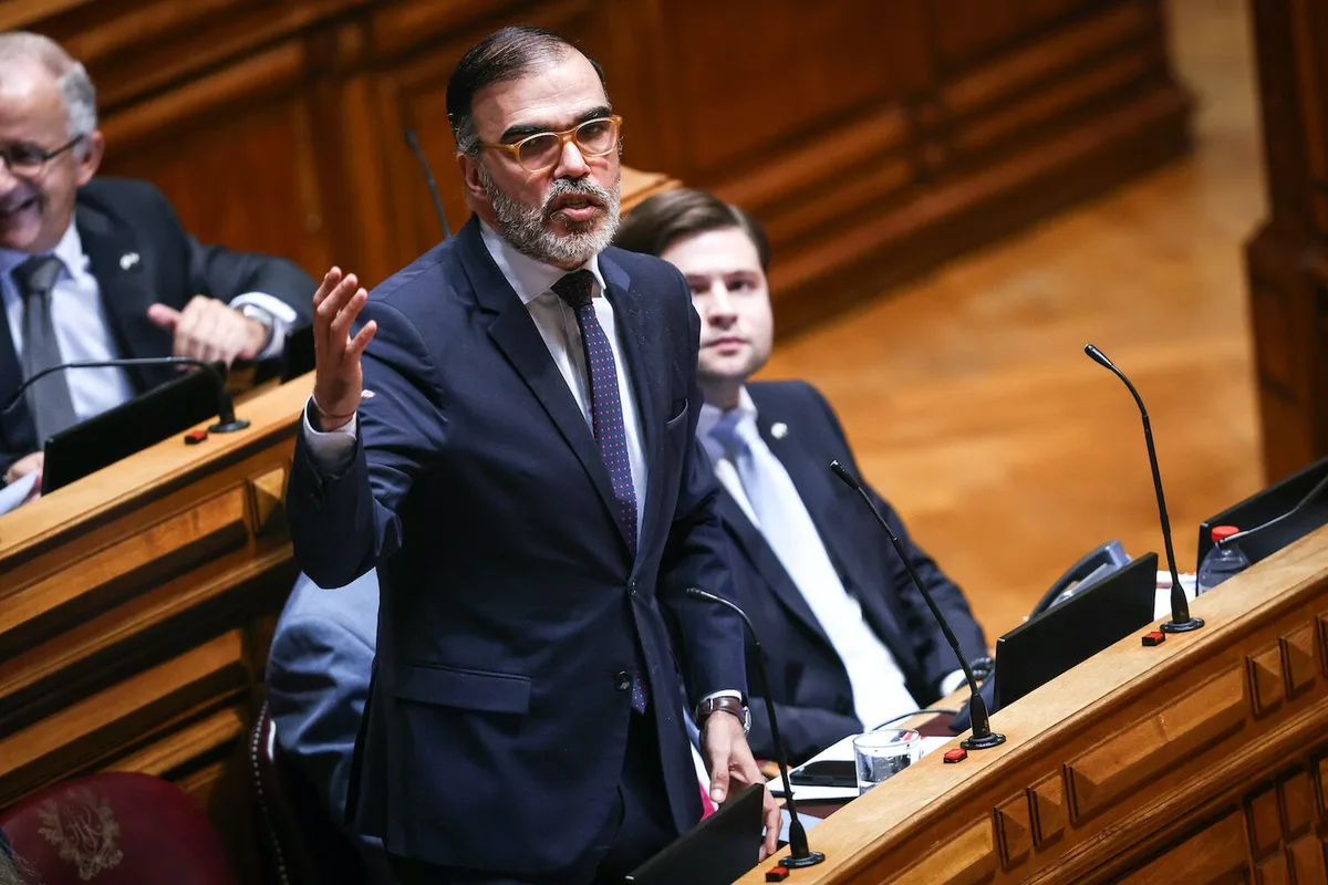Os “arruaceiros” no Porto: “Encostem-nos à parede”, dizem CDS e Chega