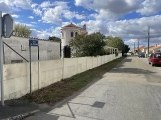Homme retrouvé mort en pleine rue en Vendée : un suspect placé en garde à vue, la piste accidentelle privilégiée