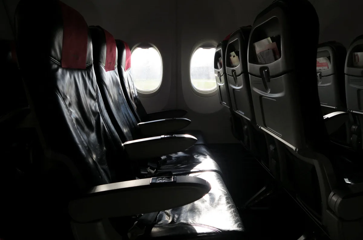 Escándalo en pleno vuelo: una pasajera denunció a un hombre por masturbarse y la aerolínea la obligó a sentarse a su lado