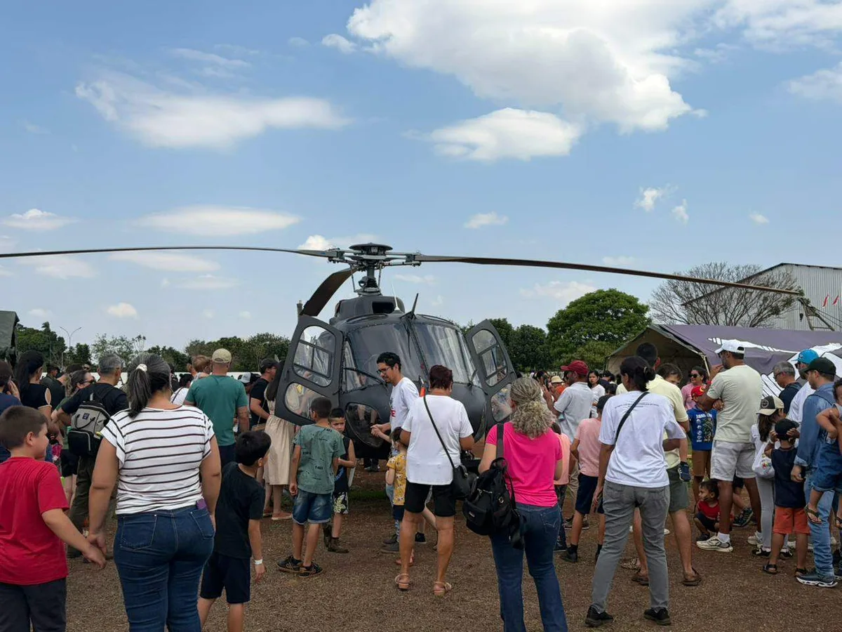 Mesmo com calor, famílias lotam evento para crianças serem "soldados por um dia"