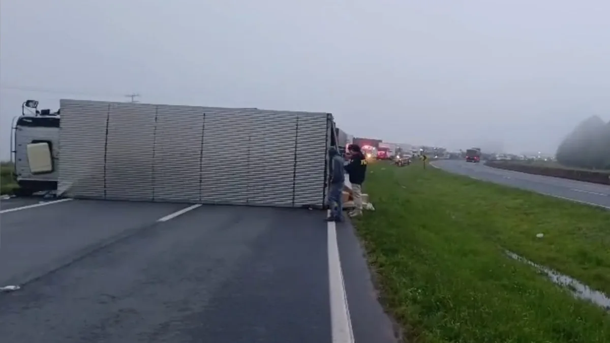 Caminhoneiro tomba ao tentar desviar de carro na contramão e bloqueia BR-376, no Paraná