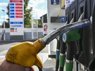 Prix des carburants : le gouvernement annonce une nouvelle aide pour les Français « les plus précaires qui travaillent »