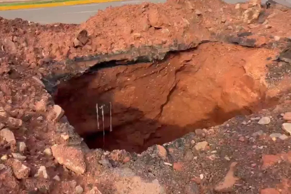Cratera perto de shopping interdita pista e gera perigo em via de Campo Grande; VÍDEO