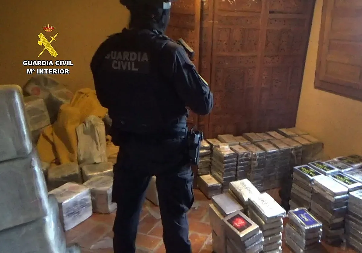 Un alijo de 3 toneladas de cocaína se escondía en una casa rural