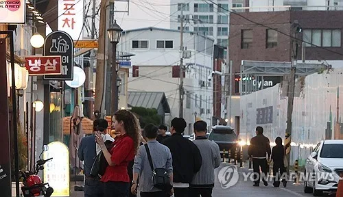 [K골목] 캐리어 끌고 카메라 들고…과거·미래 공존의 남부권 '핫플'