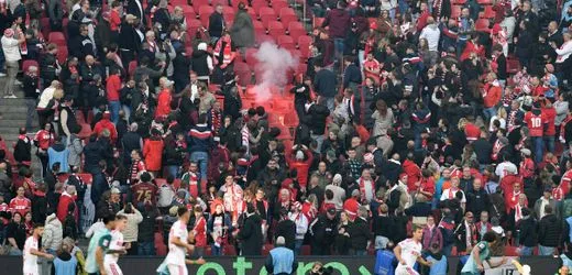 Fußball-Bundesliga: 1. FC Köln siegt im Rheinderby, Fans von Borussia Mönchengladbach randalieren