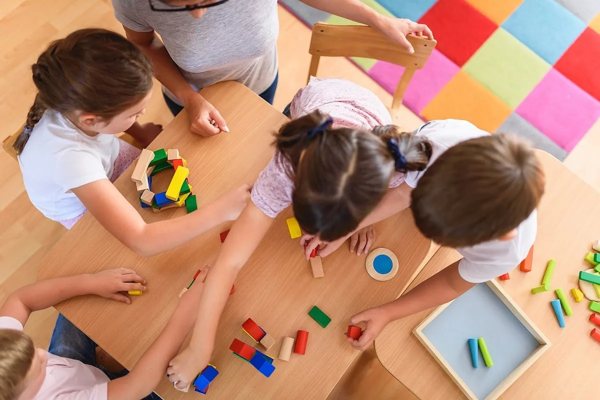 Juego tiene un papel importante en el aprendizaje en preescolar -- pero algunos padres no están de acuerdo, según un estudio