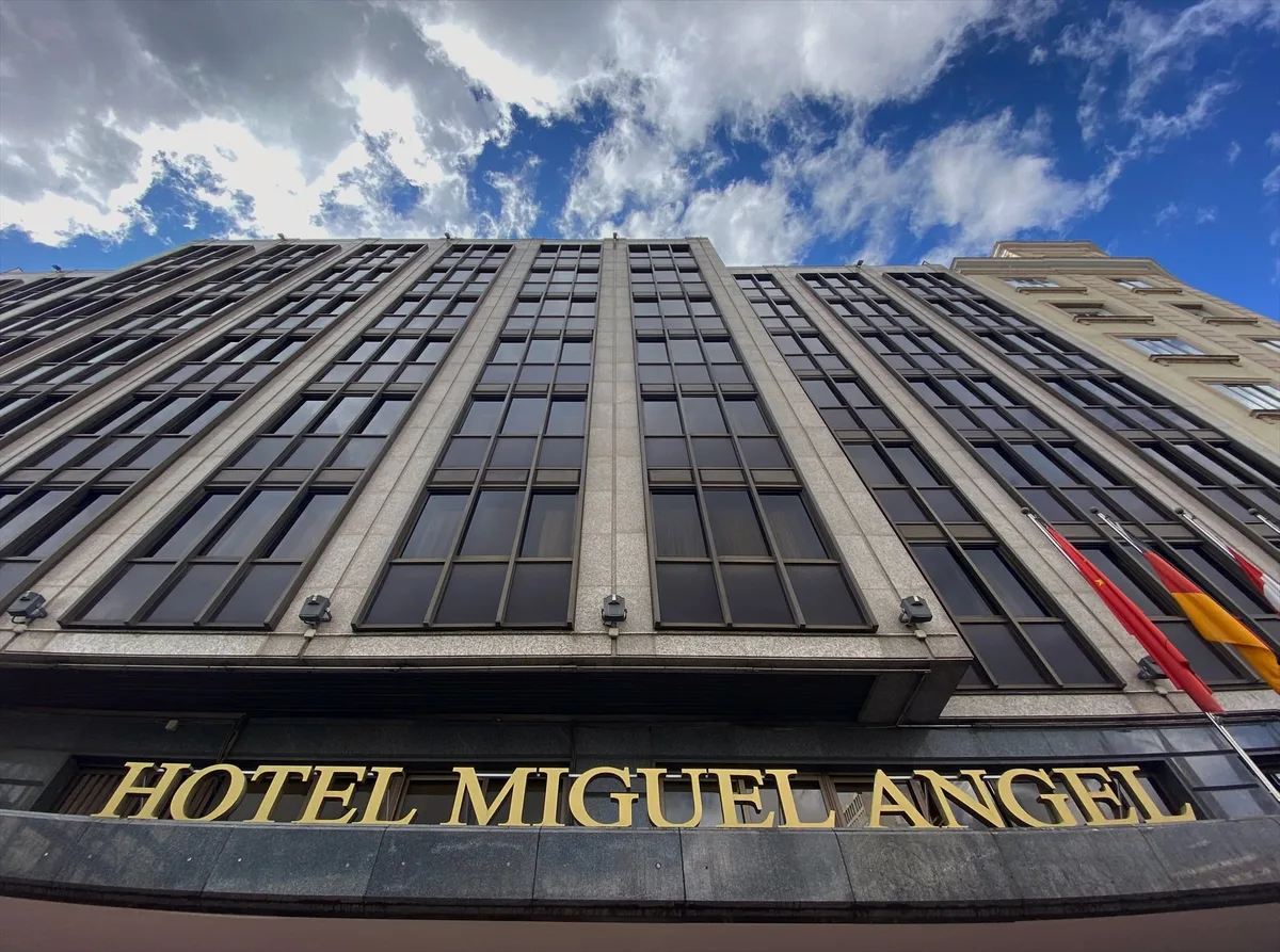 Cuatro hoteles de Madrid venden sus muebles a precio de ‘ganga’: lámparas, sillones y espejos desde 9,99 euros