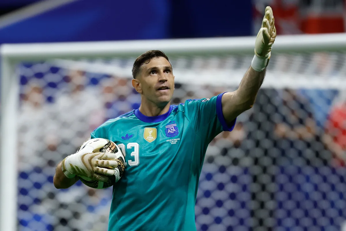 Chelsea acordó el fichaje de Dibu Martínez, que deja Aston Villa para dar el gran salto en su carrera