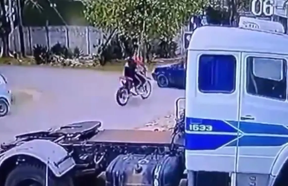Video: dos adolescentes quedaron gravemente heridos tras un brutal choque entre una moto y un auto en La Plata