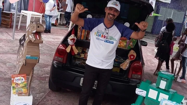 Professor transforma carro em biblioteca itinerante na Bahia