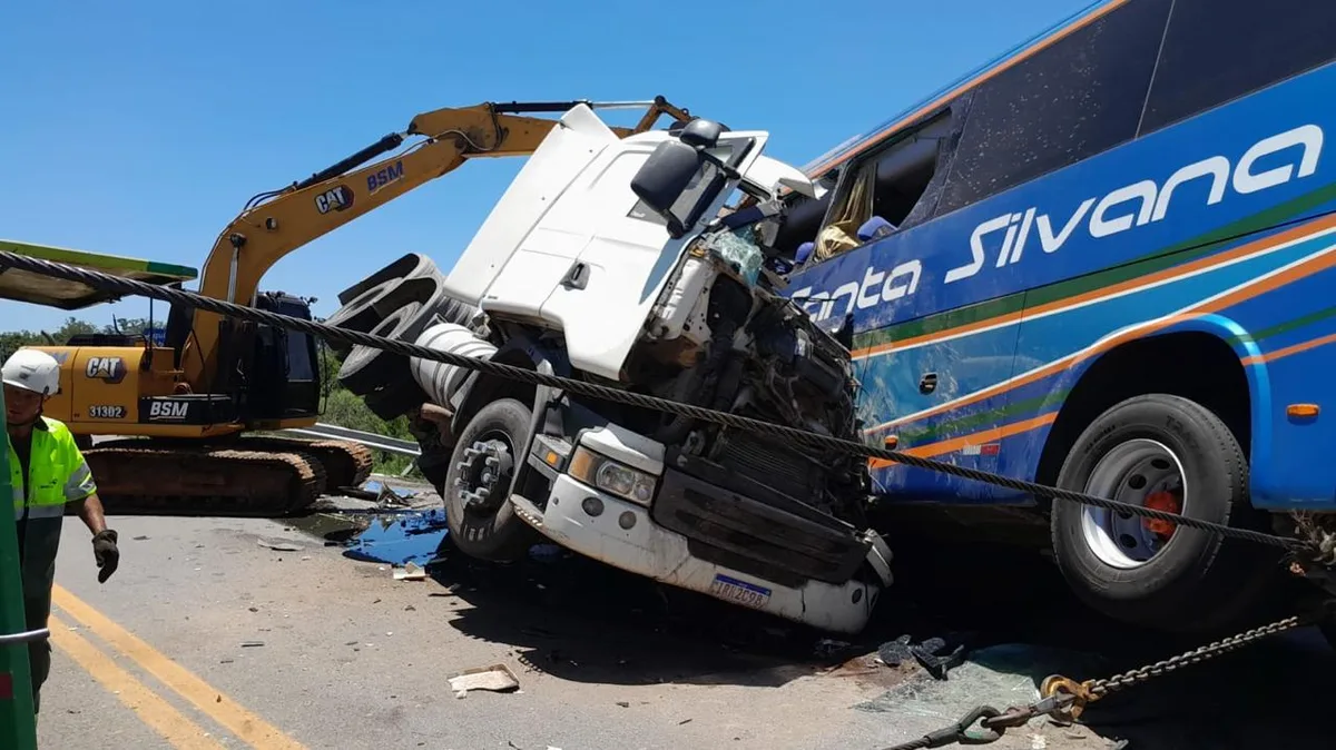 Motorista é denunciado por 11 mortes em acidente entre caminhão e ônibus na BR-116, no RS