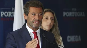 "Chega deu entrada de uma moção de censura", anuncia André Ventura