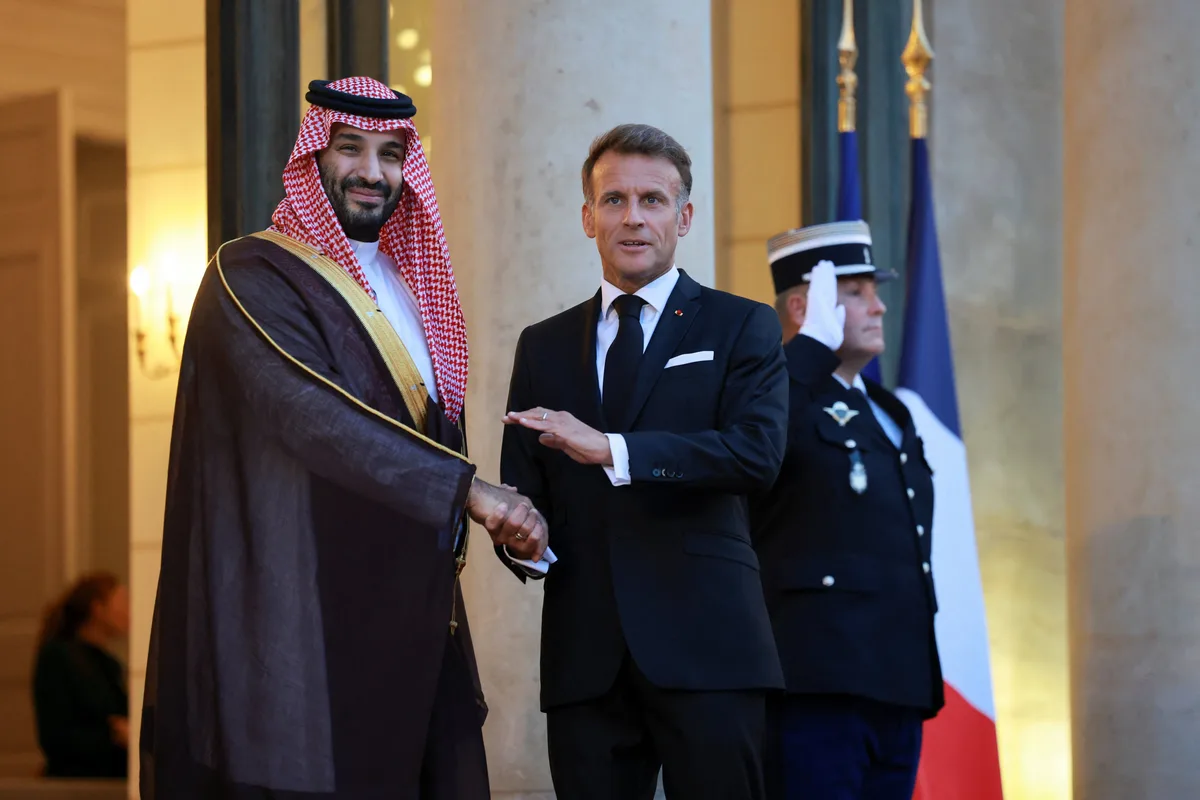 Macron anuncia tres parques “como Disneyland” en París financiados por Arabia Saudí