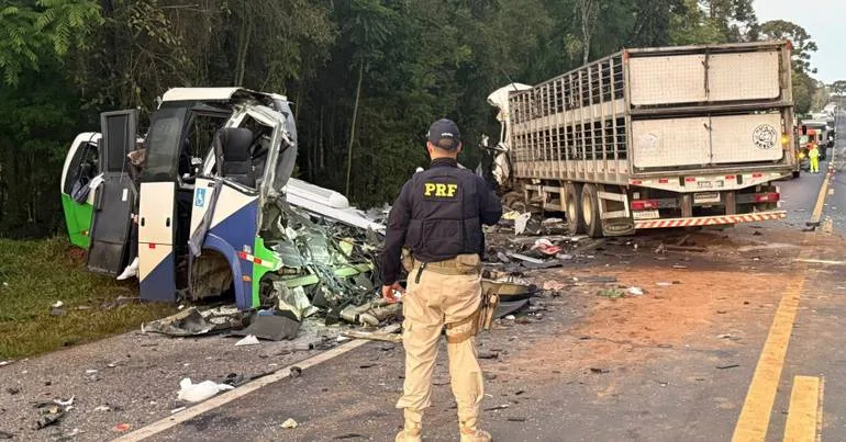 Paraná. Colisão entre autocarro e camião causa 22 mortos
