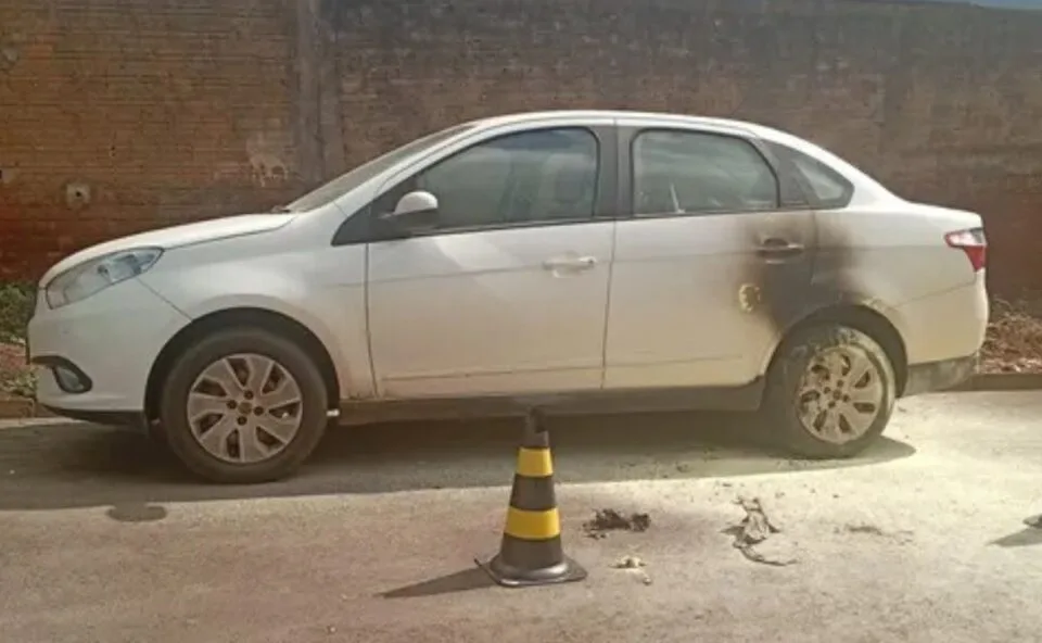 Ciúmes? Esposa de diretor escolar é investigada por mandar incendiar carro de pedagoga no Paraná