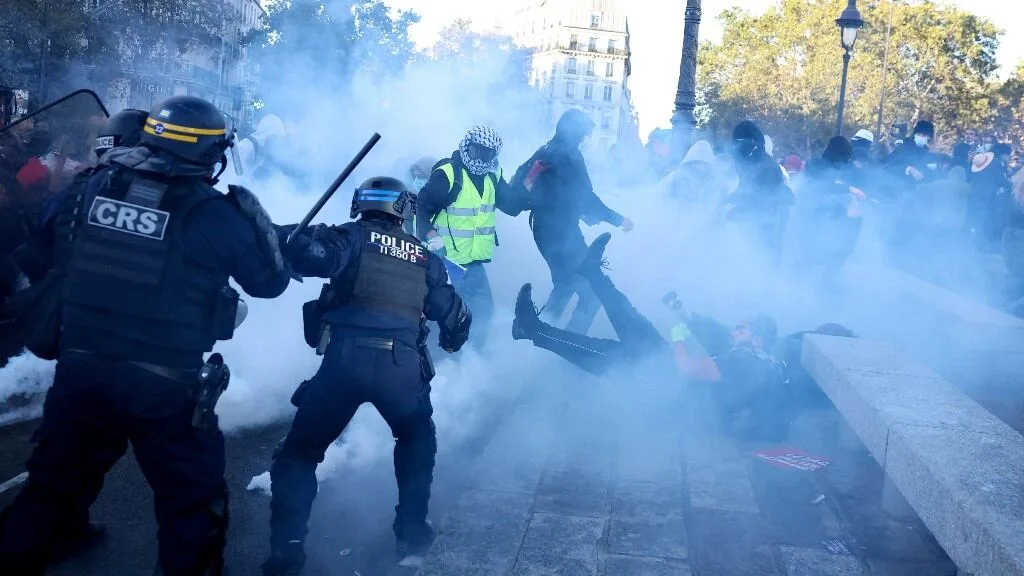 Francia: nuevas protestas estudiantiles terminaron con enfrentamientos con la policía y denuncias de saqueo en una escuela