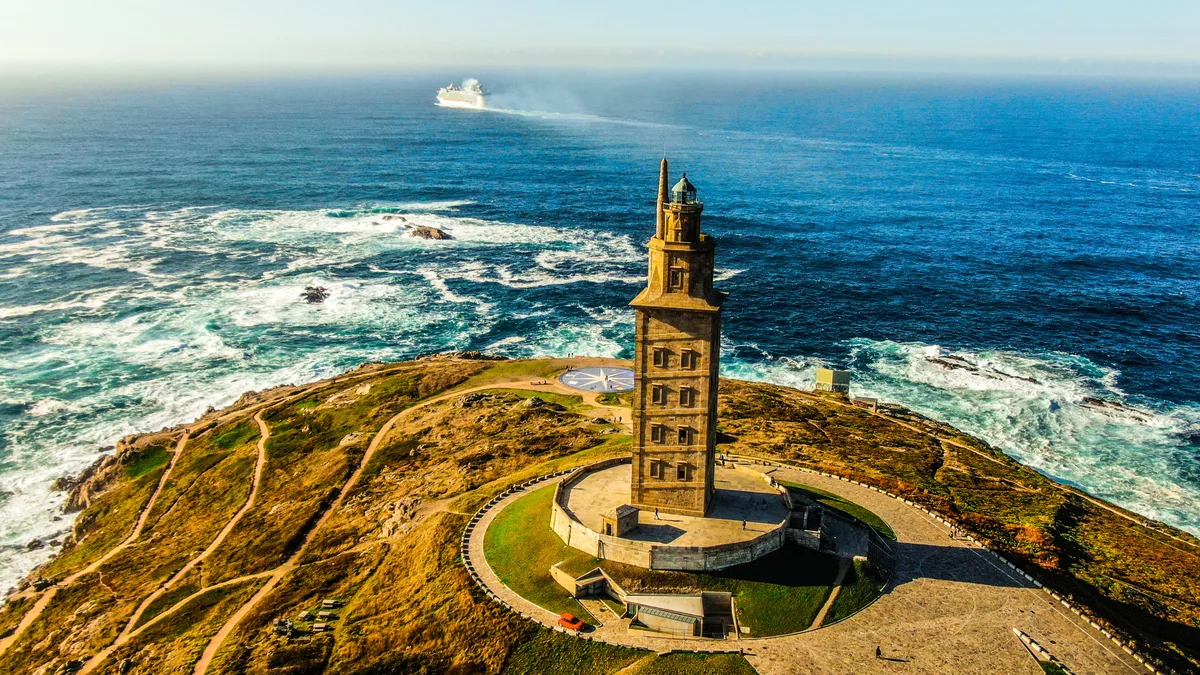 El faro romano que lleva iluminando casi 20 siglos las costas de Galicia: es Patrimonio Mundial de la Unesco, mide 55 metros y todavía sigue en funcionamiento