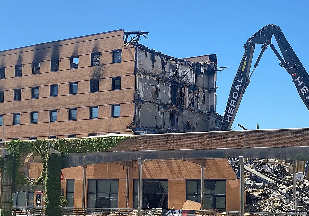 La piqueta consume el hotel que estuvo un mes ardiendo en Málaga