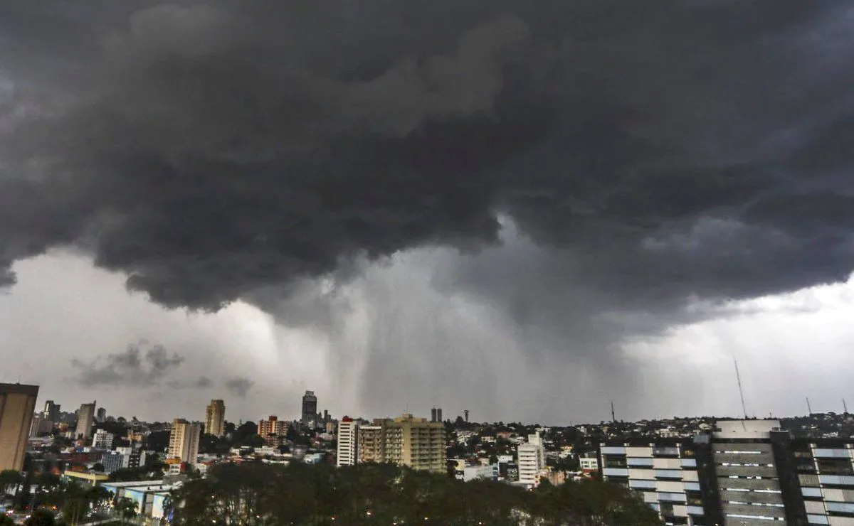 Temperaturas aumentam, mas Curitiba e boa parte do PR entram em alerta laranja para tempestades e ventos de 100 km/h