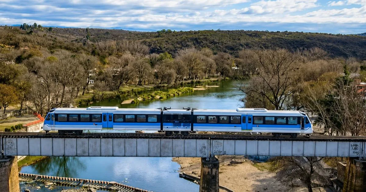El tren turístico que atraviesa sierras y ríos por menos de $1.000