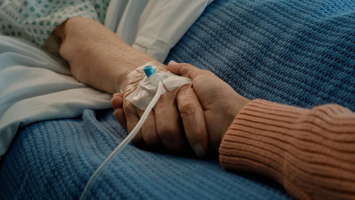 Avec la loi sur l’aide à mourir, « mon père pourra choisir sa fin de vie et ça m’apaise »