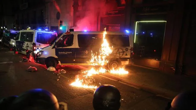 La fiscalía reclama 25 años de prisión para nueve acusados de intentar matar a un urbano en una protesta pro Hasél
