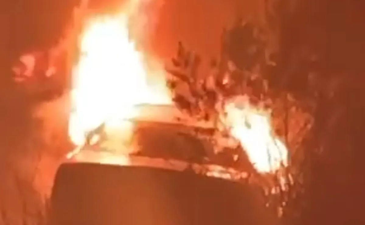 Vídeo impressionante: carro pega fogo e fica completamente destruído no Contorno Norte, em Almirante Tamandaré
