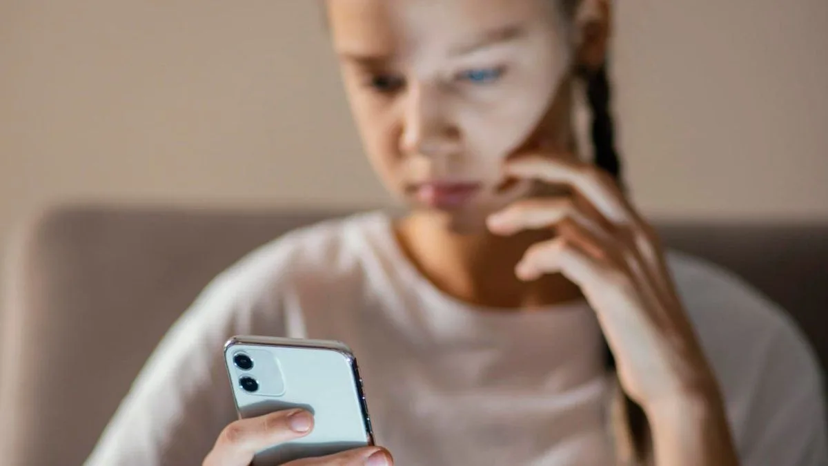 Alarma en los colegios por fotos íntimas modificadas con inteligencia artificial: cómo se acompaña a una víctima adolescente y las deudas para un abordaje integral