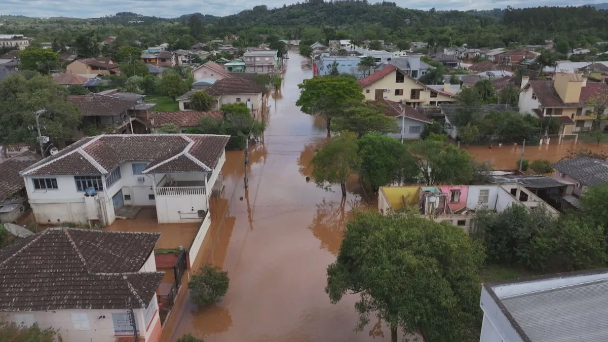 Mais de 110 mil pessoas seguem sem luz, 3,9 mil estão fora de casa e ruas continuam inundadas após chuva no RS