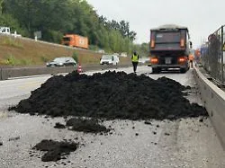 Staus und Gestank: Klärschlamm sorgt für Chaos auf der A7