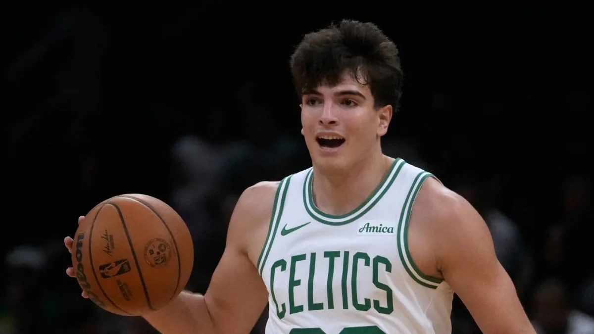 Celtics’ Gonzalez gets away with blatant travel against 76ers