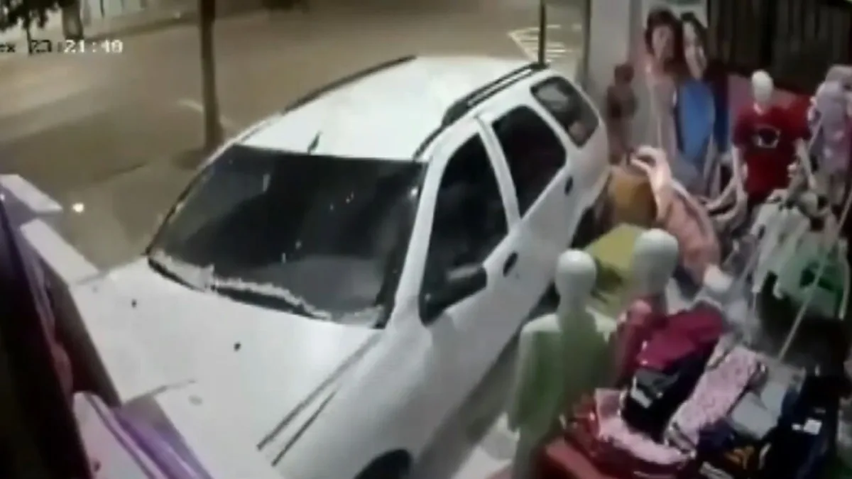VÍDEO: motorista embriagado invade loja de roupas infantis no Paraná, destrói vitrine e foge a pé