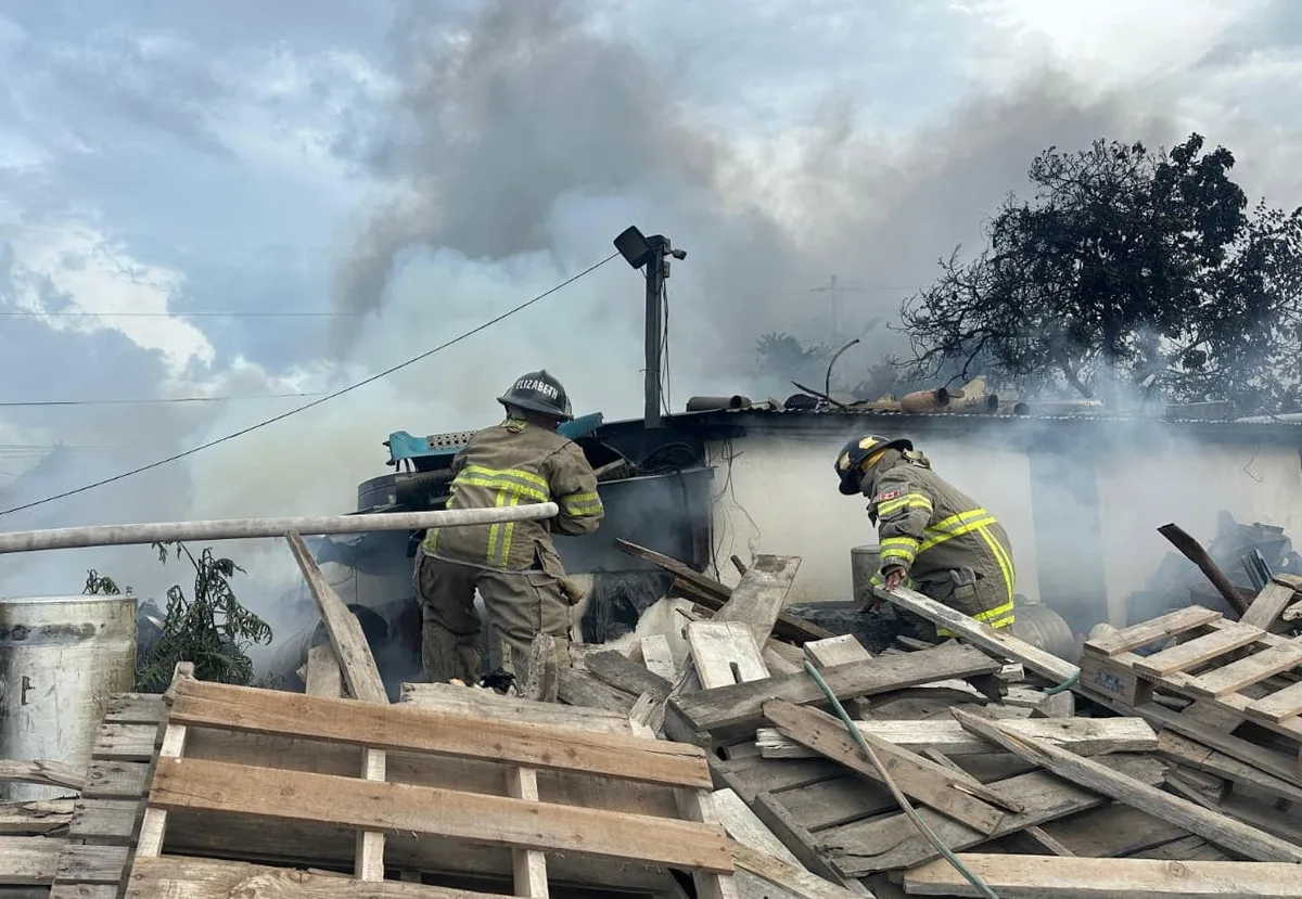 Incendio consume cinco viviendas de frágil construcción en Guatemala