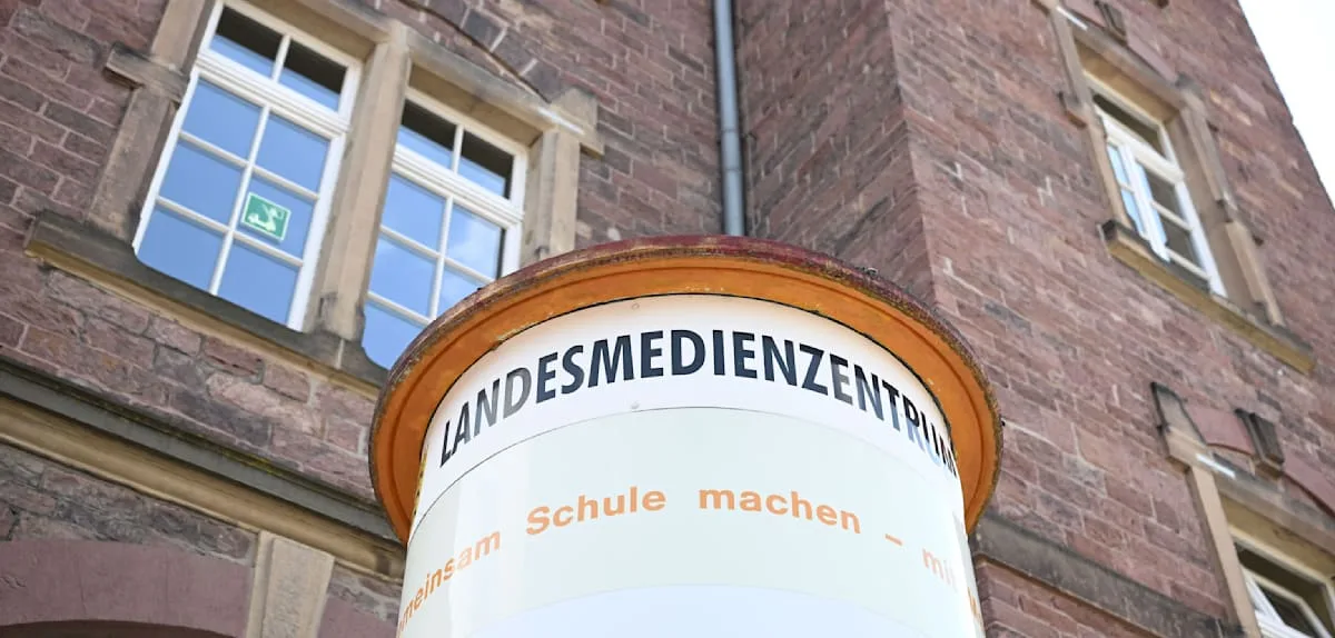 Steuergelder für teure Deko, Krypto und Ausflüge – Chef des Landesmedienzentrums räumt Posten