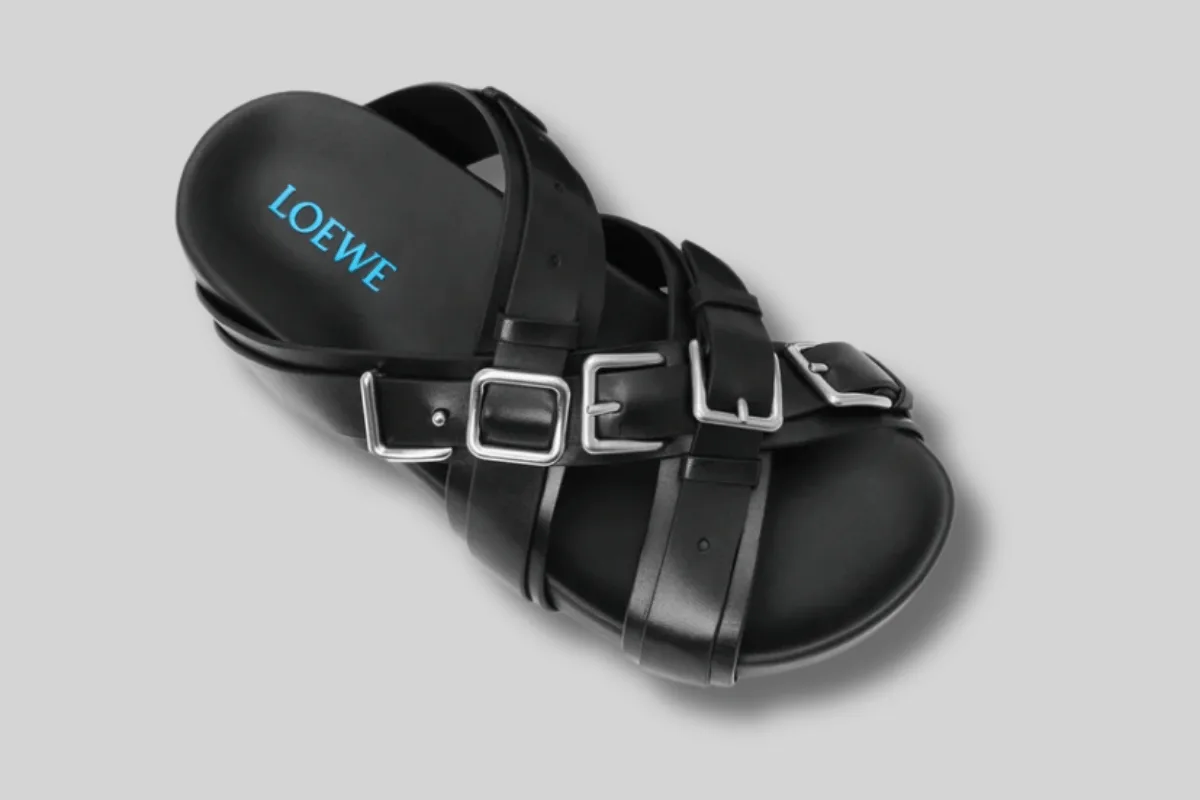 Loewe reinterpreta logo em fivelas metálicas e os clientes aprovam