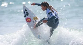Surfista lusa Francisca Veselko junta-se a Hopkins na segunda ronda do Fiji Pro