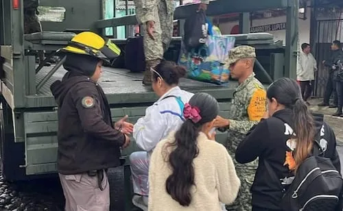Evacúan comunidad al norte de Comala, Colima, por Huracán "Simon"; son trasladados a un refugio temporal