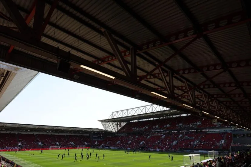 Talonnade aérienne en pleine lucarne : Bristol inscrit déjà l'un des buts de la saison en Championship